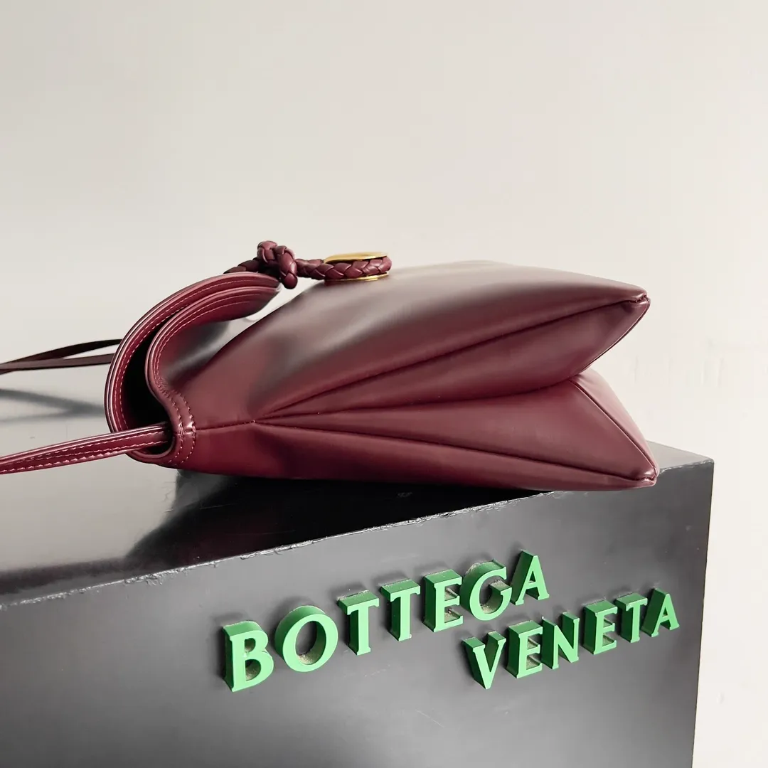 Batch 1680 Inspired by the 1970s, the Bottega Veneta women's logo shoulder bag has a smooth leather surface that brings a clean and handsome feel, just like the neatness and tenacity of a working woman. The front buckle has a high-quality hardware pendant body, and the overall retro elegance. The excellent leather feels soft. This Bottega Veneta series can be described as beautiful, weakening the complexity of the outfit, not competing for it, and only using the best quality to interpret itself. Style number: 806034 (large size) Size: 30*20*8cm